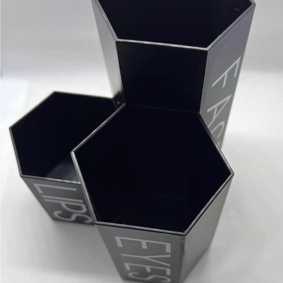 🌸 4 for $20 Face/Eyes/Lips Cosmetic Storage—3 Compartments. - Picture 6 of 6